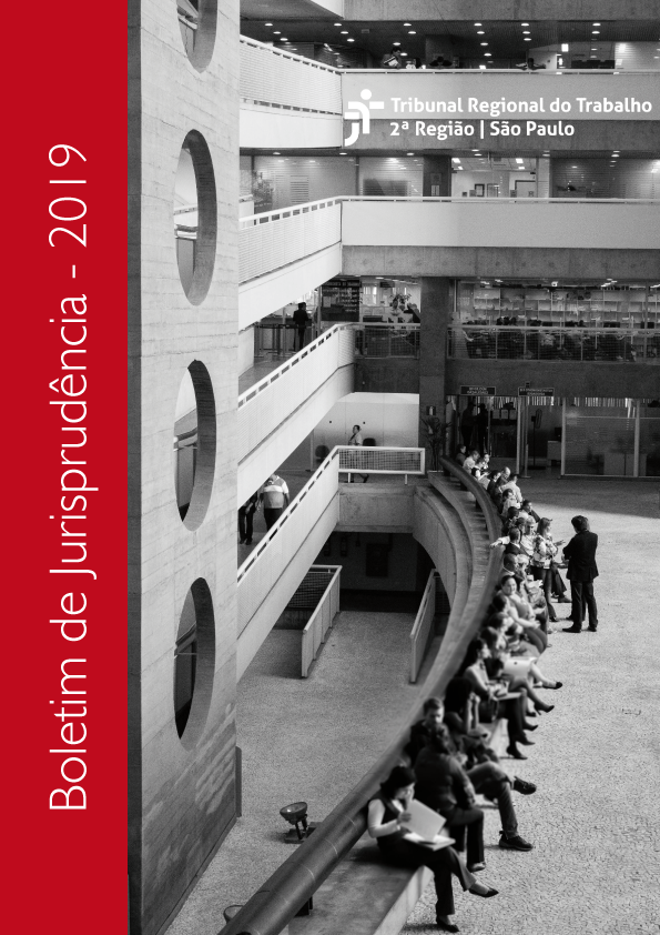 Capa do boletim: Foto em preto e branco de pessoas sentadas no saguÃ£o do tÃ©rreo do fÃ³rum Ruy Barbosa. Ao lado esquerdo numa faixa vertical vermelha estÃ¡ escrito: Boletim de jurisprudÃªncia 2019.